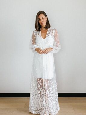 LE ROSE LACE MAXI BRIDAL ROBE - INCLUDES SLIP. Size small. New without tags